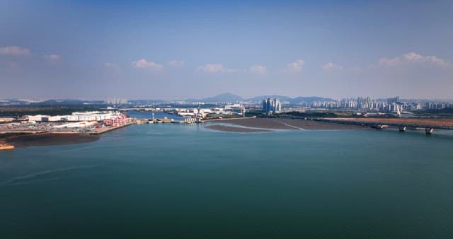 Vast cityscape with a sea and skyline