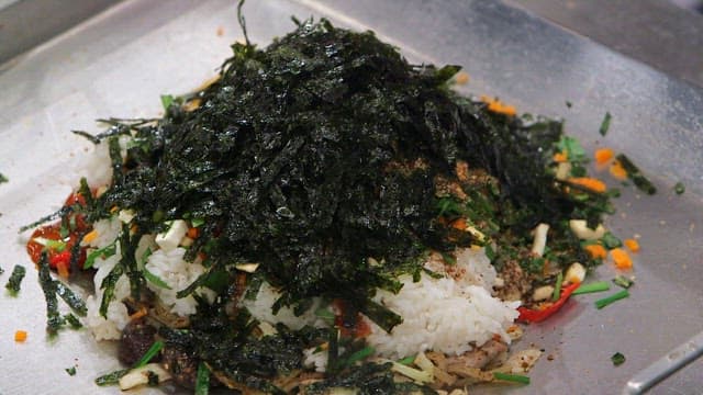 Griddled rice dish with seaweed and vegetables