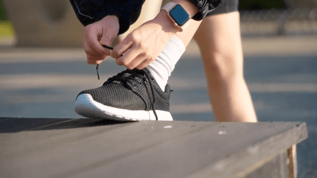 Person who ties shoelaces