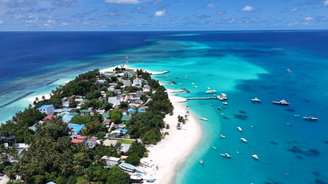 Fulidhoo island with turquoise waters