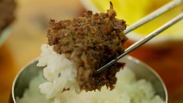 Grilled bulgogi eaten in various ways