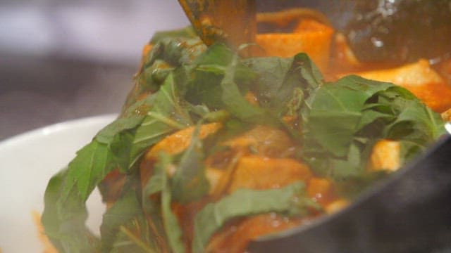 Put the spicy tteokbokki with perilla leaves in a bowl