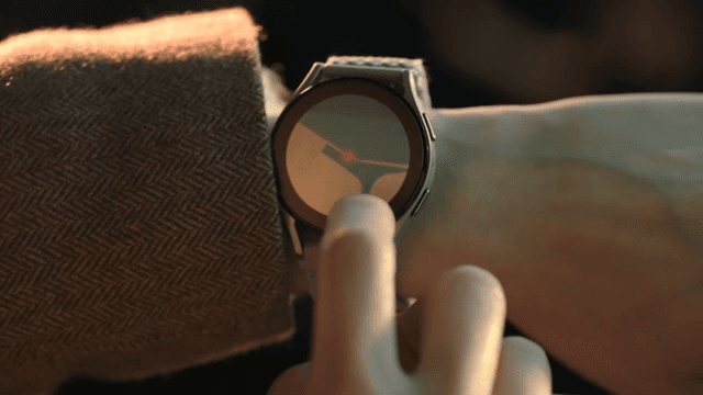 Person checking the map on the smart watch screen