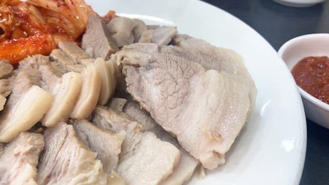 Eat chewy napa wraps with pork with kimchi