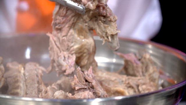 Preparing a half-cooked pork backbone