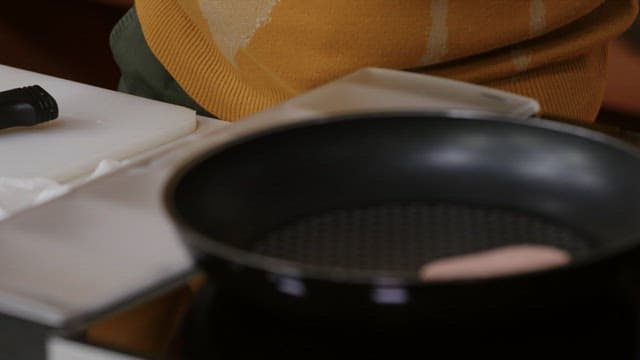 Cooking large pieces of ham in a frying pan