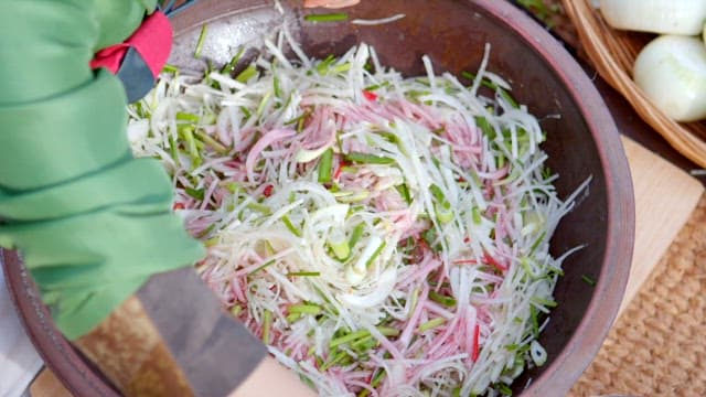 Mixing vegetables for dongchimi