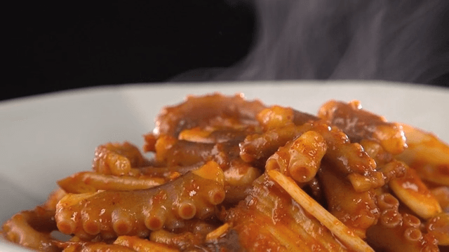 Steaming spicy stir-fried octopus