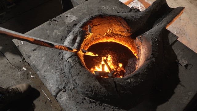 Stirring molten metal in a furnace
