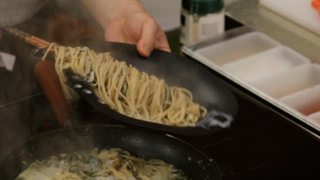 Transferring steamed cream pasta to a plate