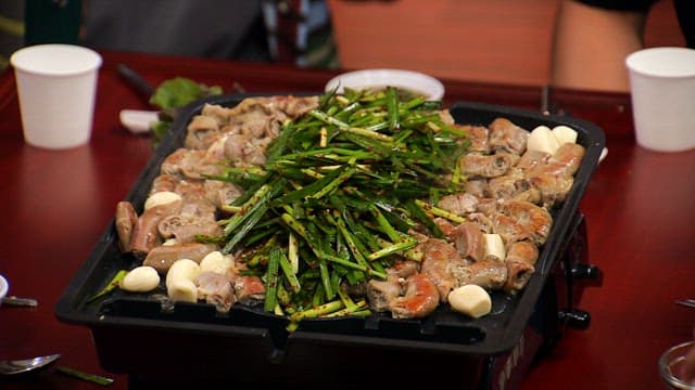 Chives and intestine grilled on a hot iron plate