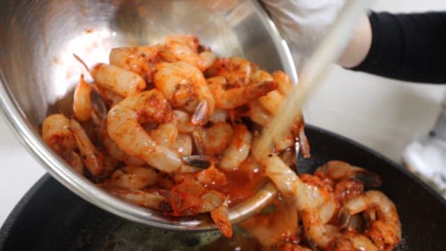 Cooking seasoned shrimp in a frying pan