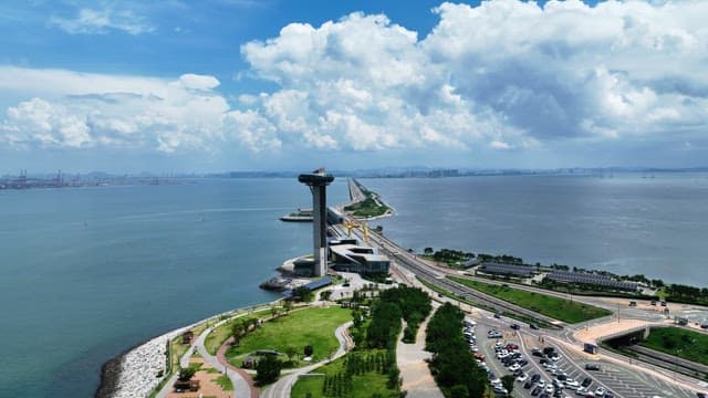 Transverse Road in a Modern Coastal City