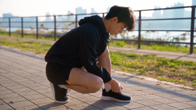 Man who ties shoelaces