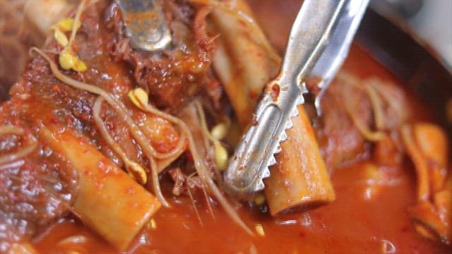 Person who takes out the bones of ribs