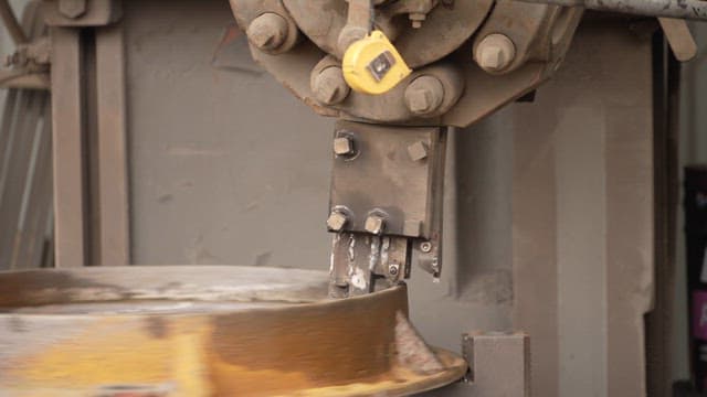 Machine processing metal