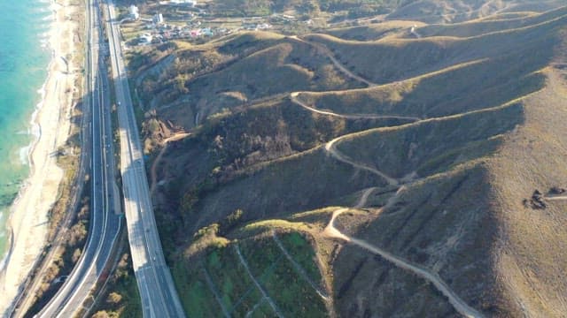Huge mountain range next to the coastal road