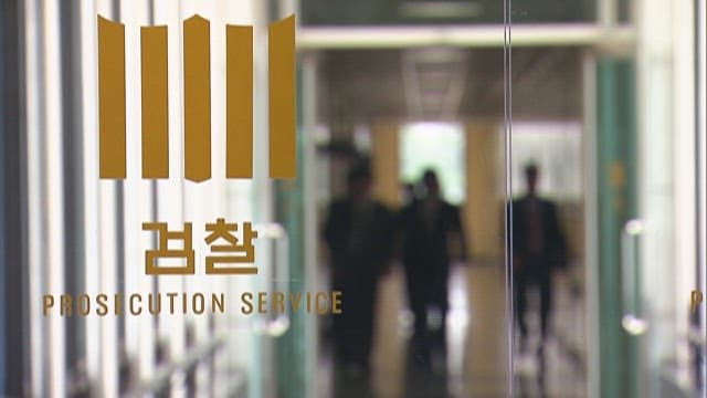 Blurred Scene at a Busy Prosecution Service Hallway