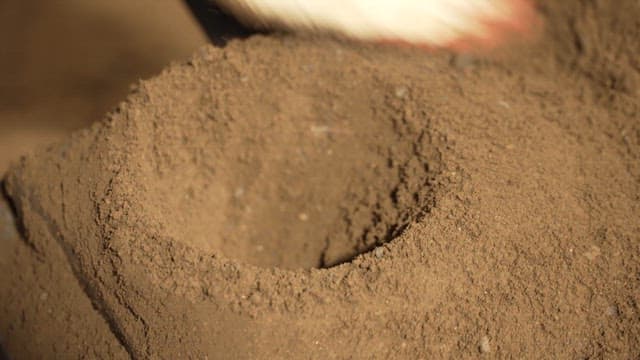 Molding process with sand and tool