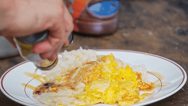 How to put sesame oil on egg rice with soy sauce