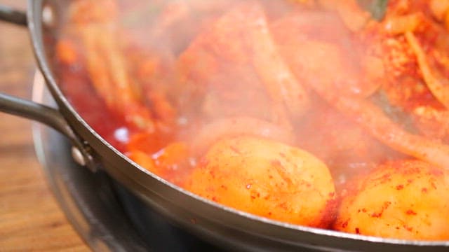 Spicy braised chicken with chicken eggs and ootheca