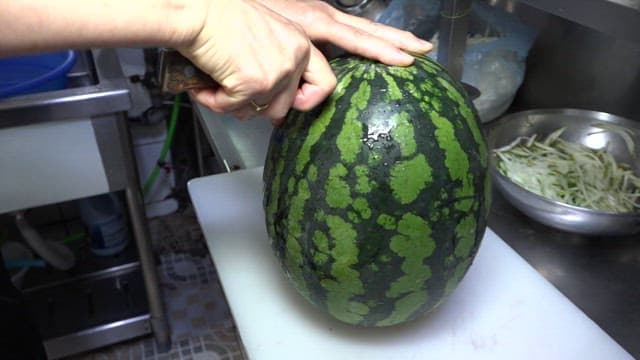 Unique cold noodles made by cutting watermelon in the kitchen