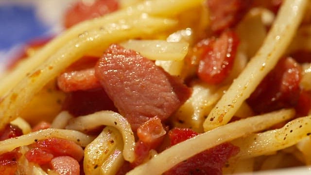 Stir-fried shredded potatoes with smoked duck pieces