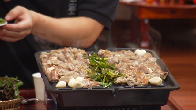 Chives and intestine grilled on a hot iron plate