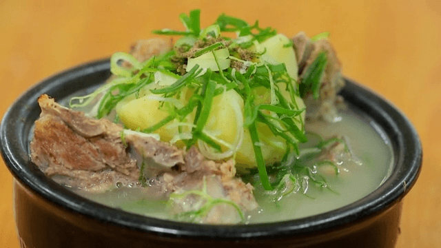 Braised pork backbone with clear soup in an hot pot