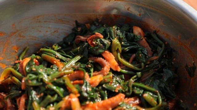 Sour and spicy spinach salad with webfoot octopus