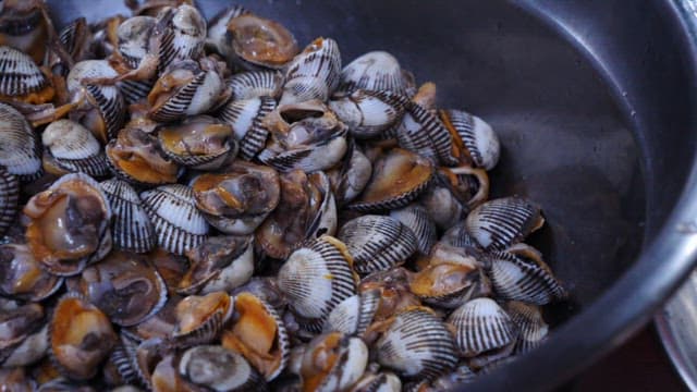 Process of packaging boiled cockles