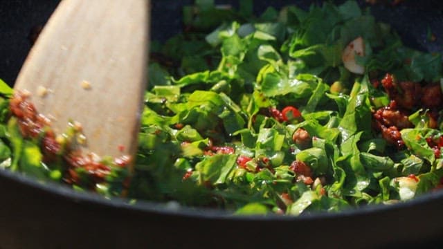 Stir-frying minced vegetables and meat in a pan