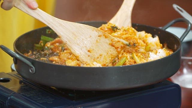Stir-frying steamin bean sprouts bulgogi with rice