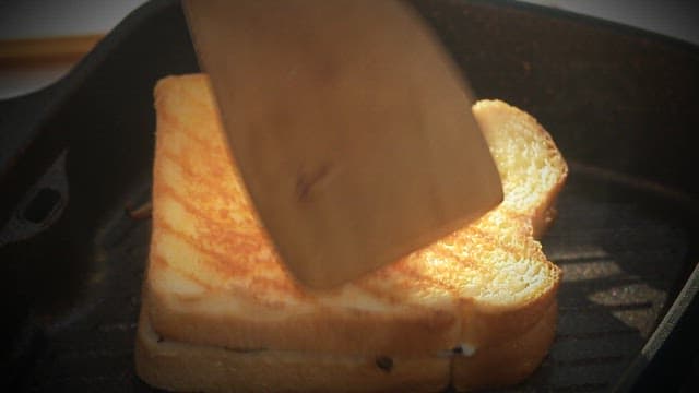 Bread sandwiches baked until golden brown in a pan