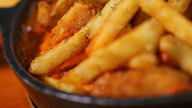 Crispy fries and fried boneless chicken in fusion cream sauce