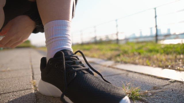 Person who ties shoelaces