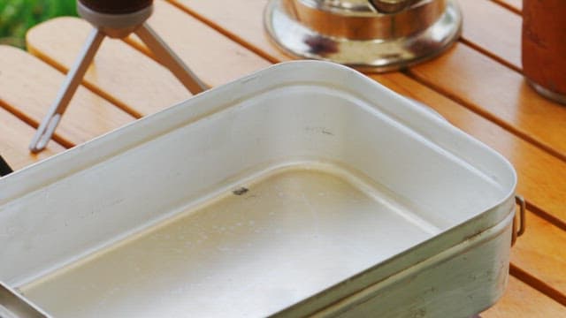 Red seasoning for cooking outdoors in a metal container