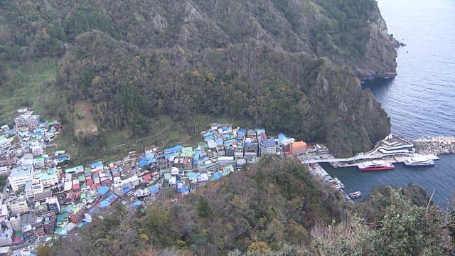 Coastal town nestled between mountains and sea