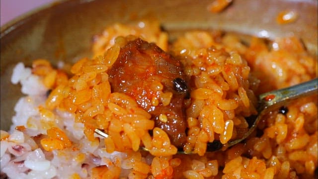 Rice served with spinach salad and braised pork ribs