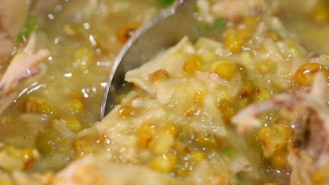 Thick ginseng chicken soup with mung beans