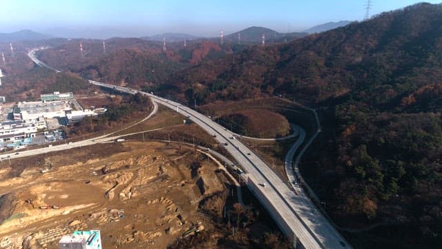 Overhead view of traffic on winding road