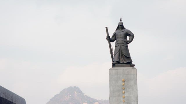 Statue of admiral Yi Sun-sin in the busy Gwanghwamun square