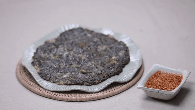 Korean laver pancake with dipping sauce