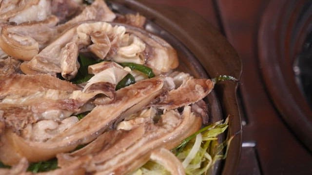 Steaming boiled pork slices