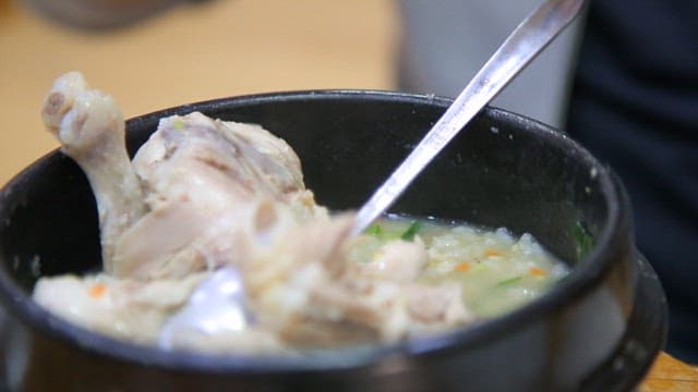 Using chopsticks to dip chicken in salt