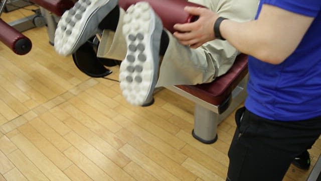 Exercising the lower body using a leg curl machine