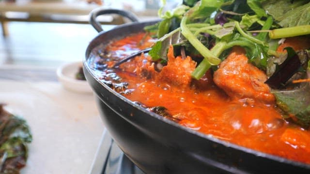 Braised spicy chicken with fresh vegetables