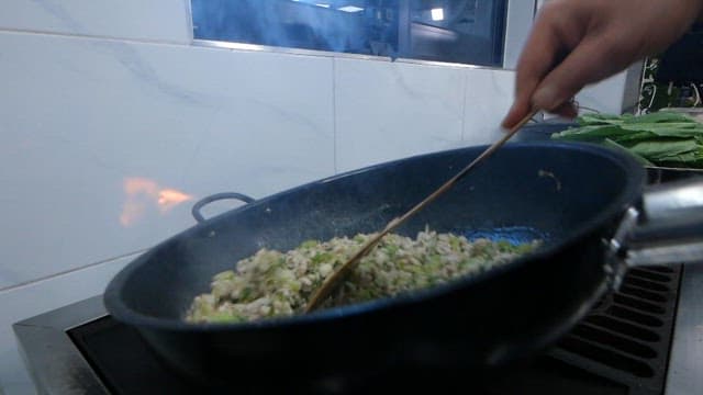 Stir-frying minced vegetables and meat in a pan