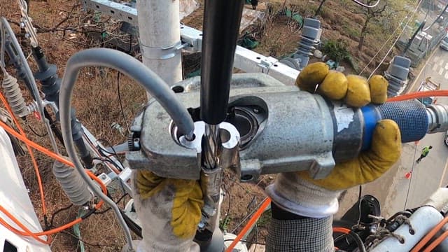 Repairing electrical equipment on utility poles using hydraulic presses