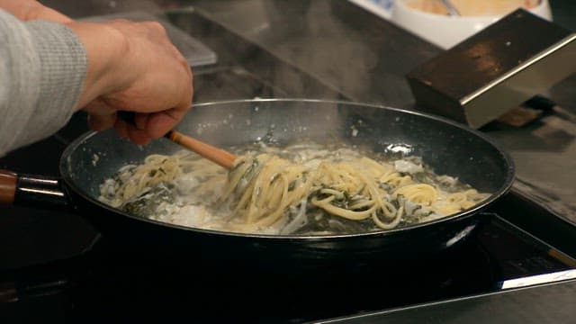 Transferring steamed cream pasta to a plate